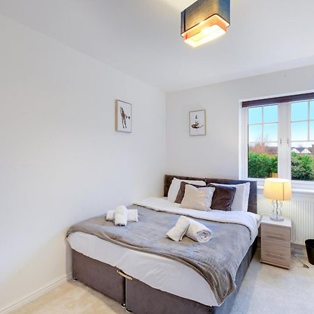 Modern Comfort 4 Bedroom, 3 Bath House In Larchfield Maidenhead Bagian luar foto