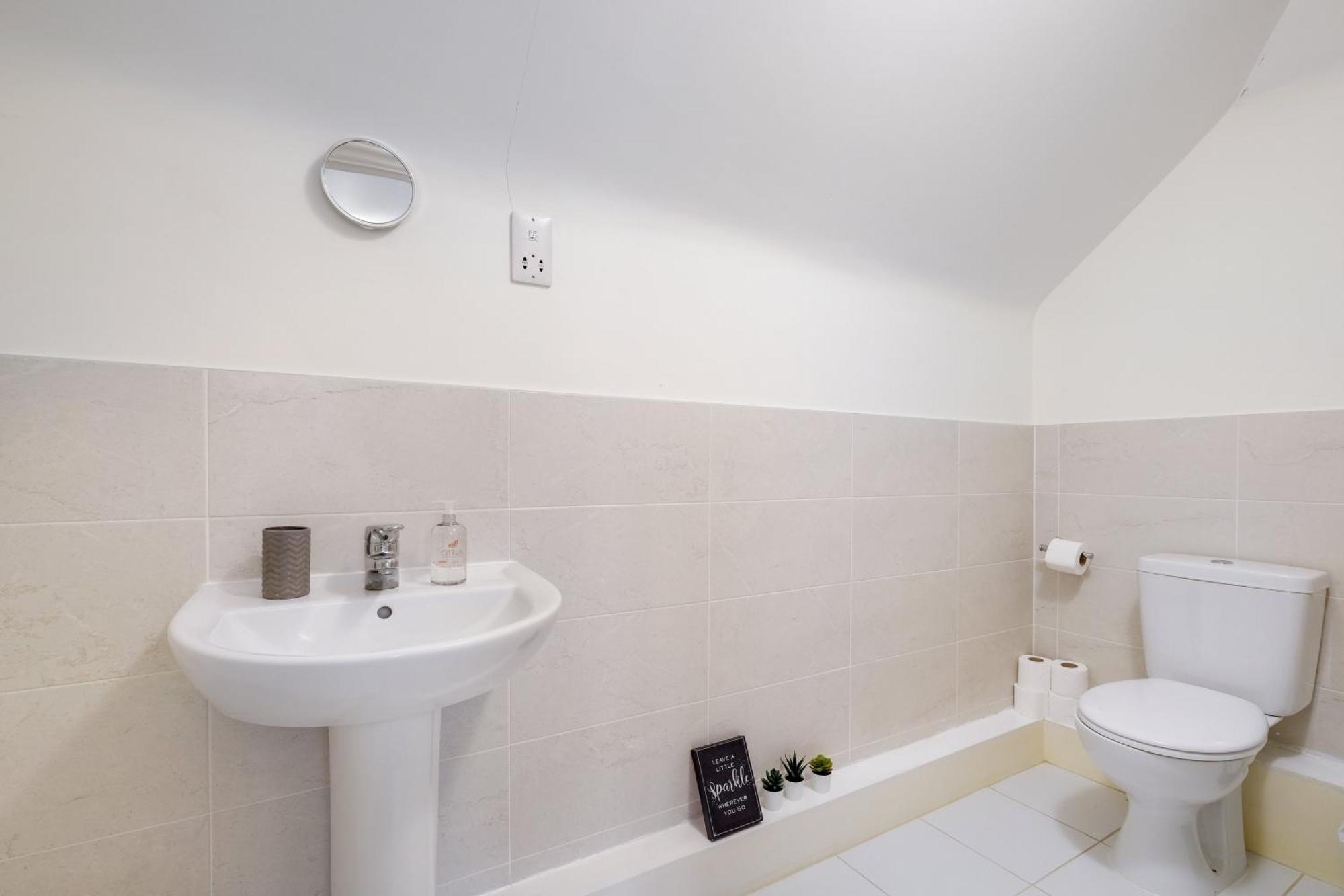 Modern Comfort 4 Bedroom, 3 Bath House In Larchfield Maidenhead Bagian luar foto