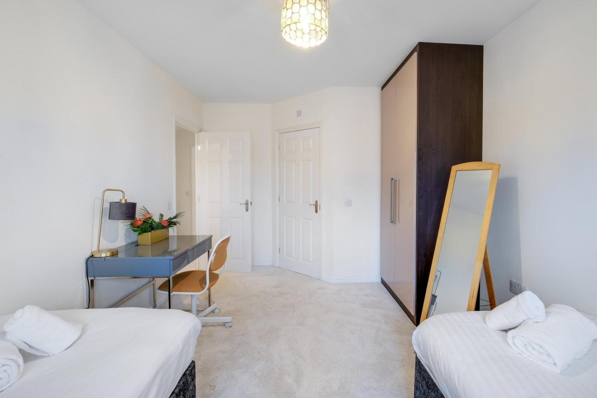 Modern Comfort 4 Bedroom, 3 Bath House In Larchfield Maidenhead Bagian luar foto