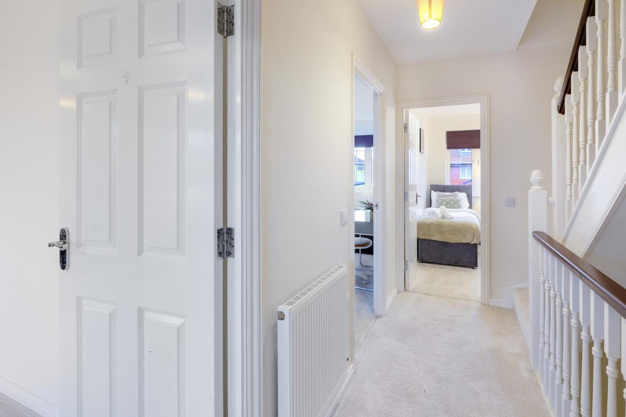 Modern Comfort 4 Bedroom, 3 Bath House In Larchfield Maidenhead Bagian luar foto