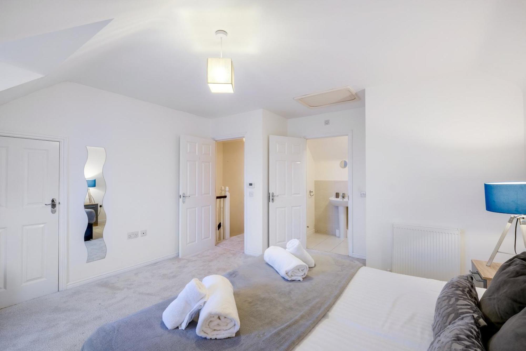 Modern Comfort 4 Bedroom, 3 Bath House In Larchfield Maidenhead Bagian luar foto