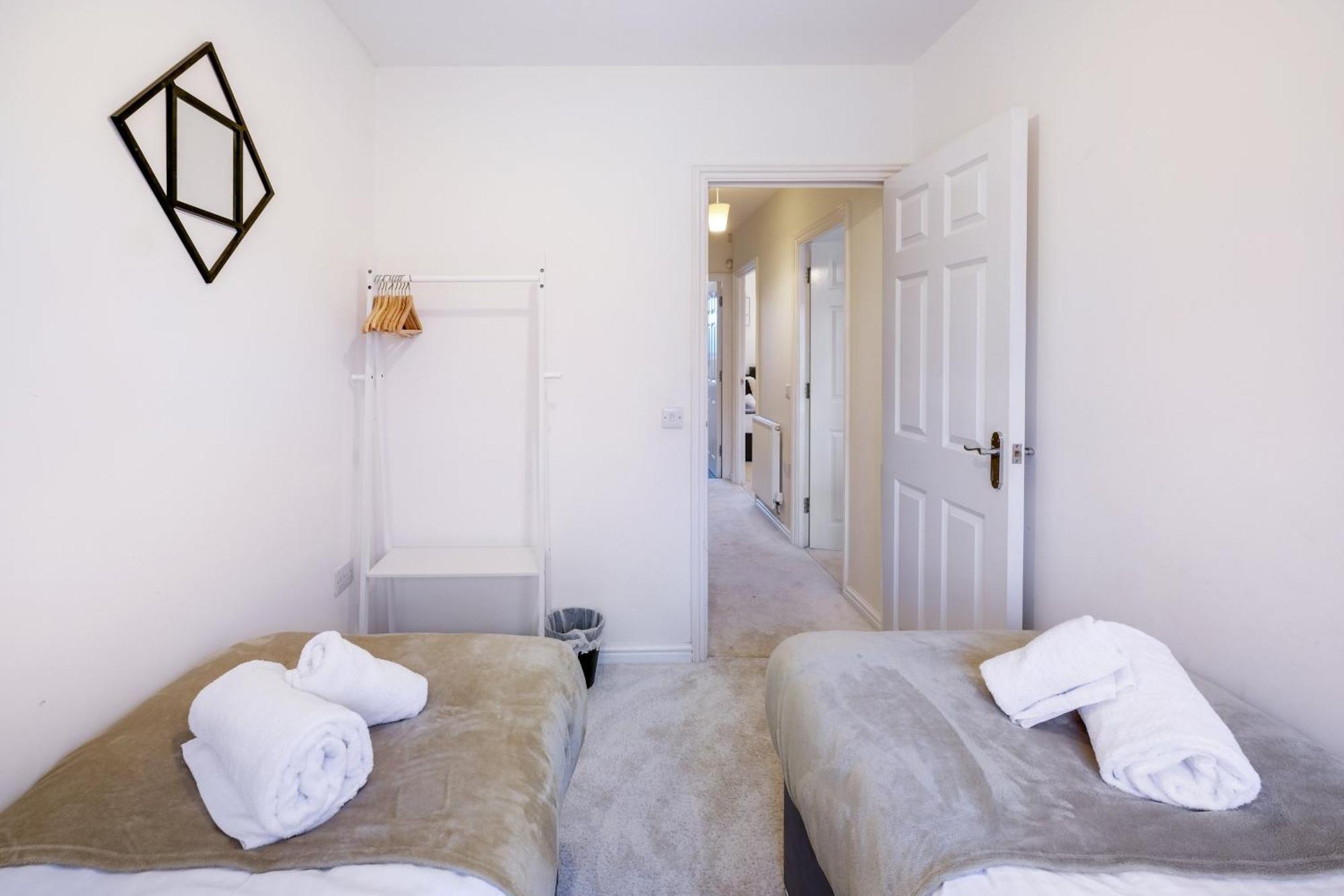 Modern Comfort 4 Bedroom, 3 Bath House In Larchfield Maidenhead Bagian luar foto