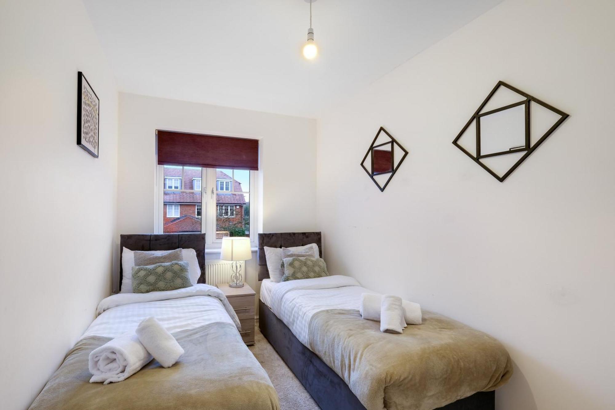Modern Comfort 4 Bedroom, 3 Bath House In Larchfield Maidenhead Bagian luar foto