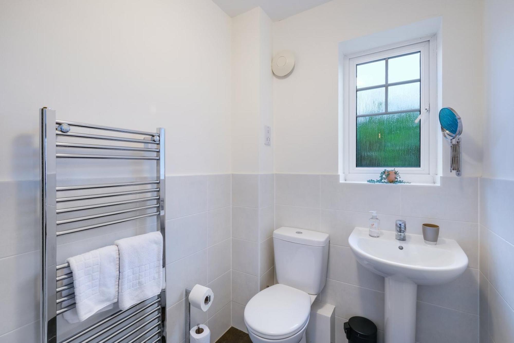 Modern Comfort 4 Bedroom, 3 Bath House In Larchfield Maidenhead Bagian luar foto