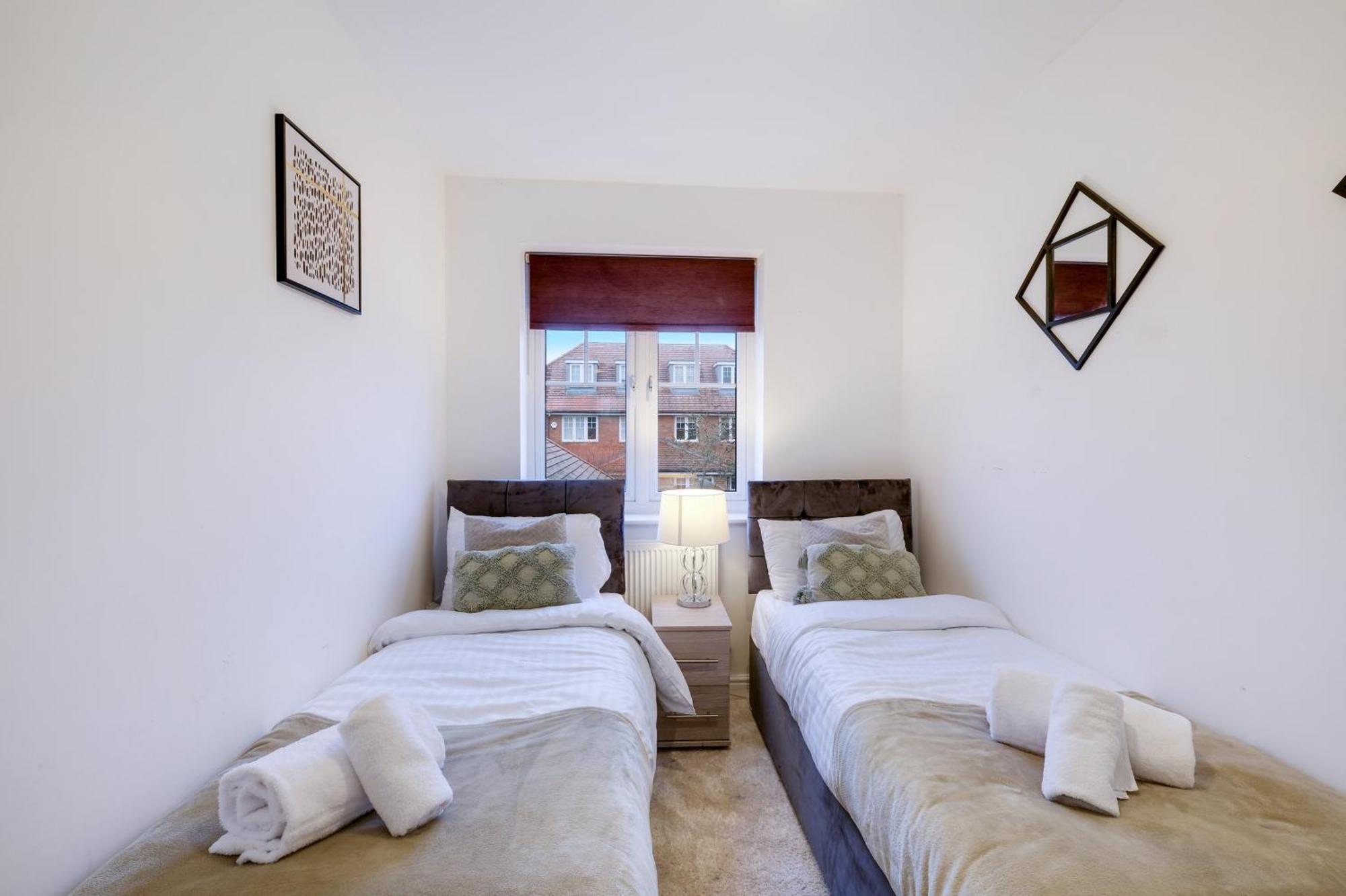 Modern Comfort 4 Bedroom, 3 Bath House In Larchfield Maidenhead Bagian luar foto