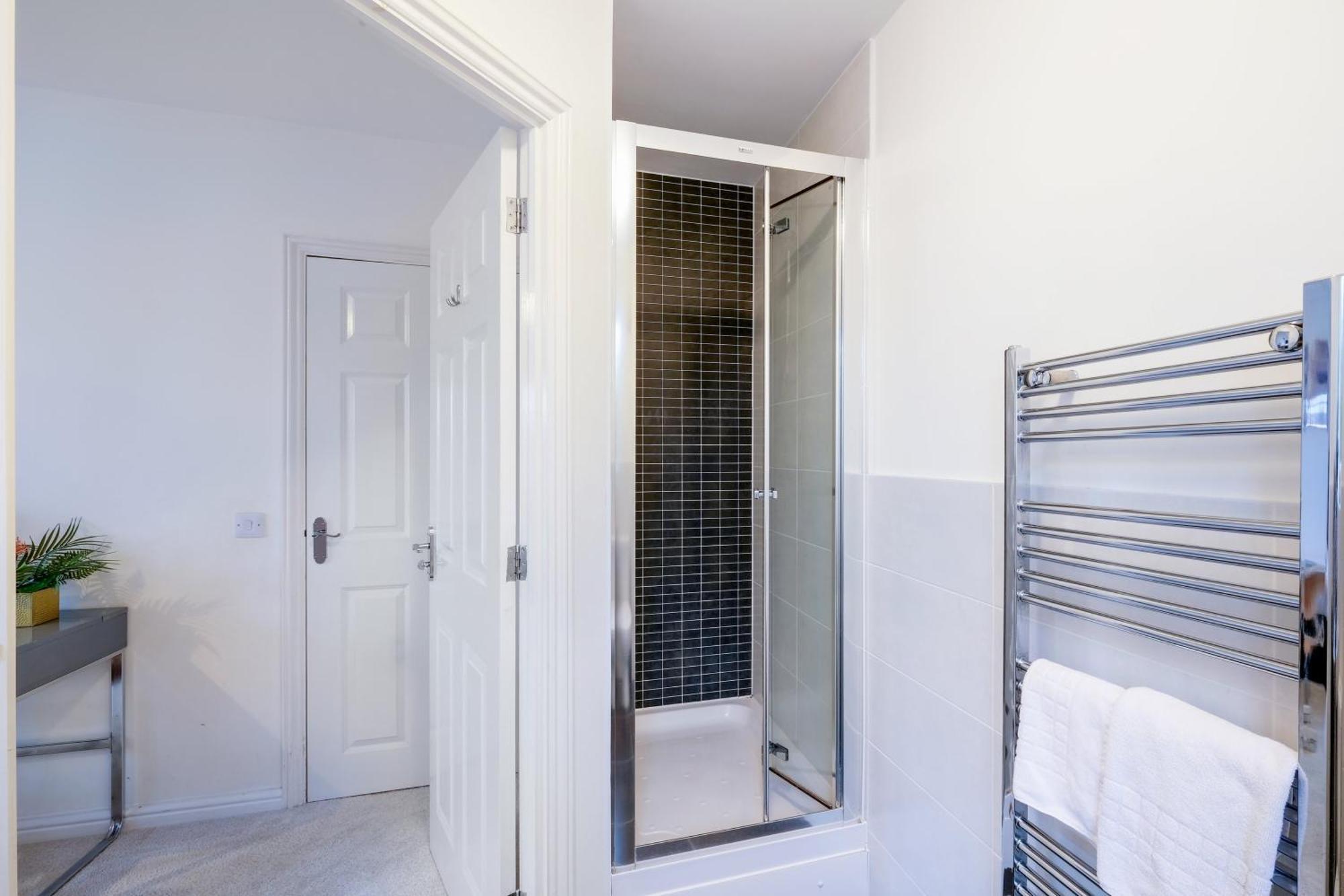 Modern Comfort 4 Bedroom, 3 Bath House In Larchfield Maidenhead Bagian luar foto