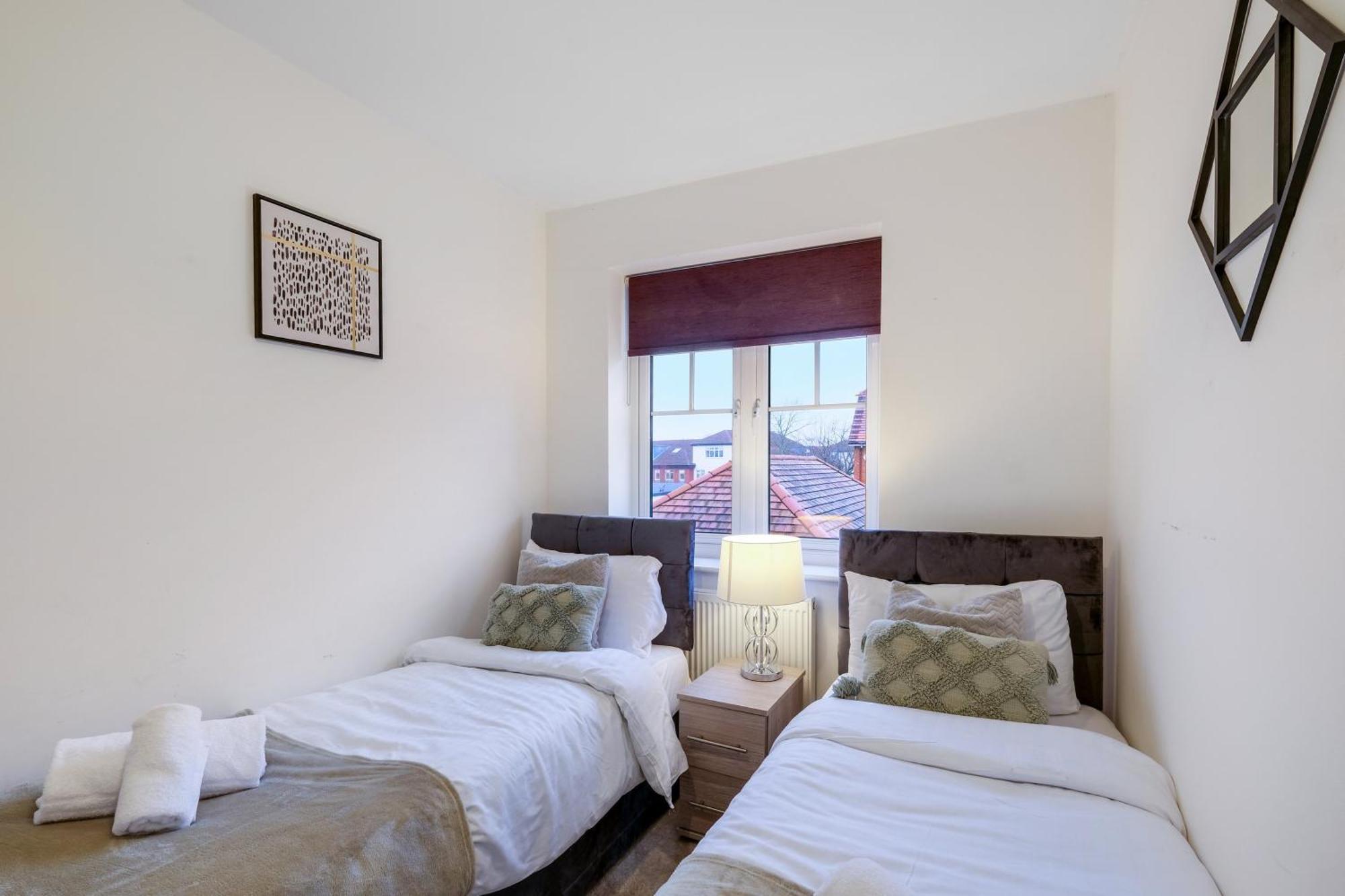 Modern Comfort 4 Bedroom, 3 Bath House In Larchfield Maidenhead Bagian luar foto