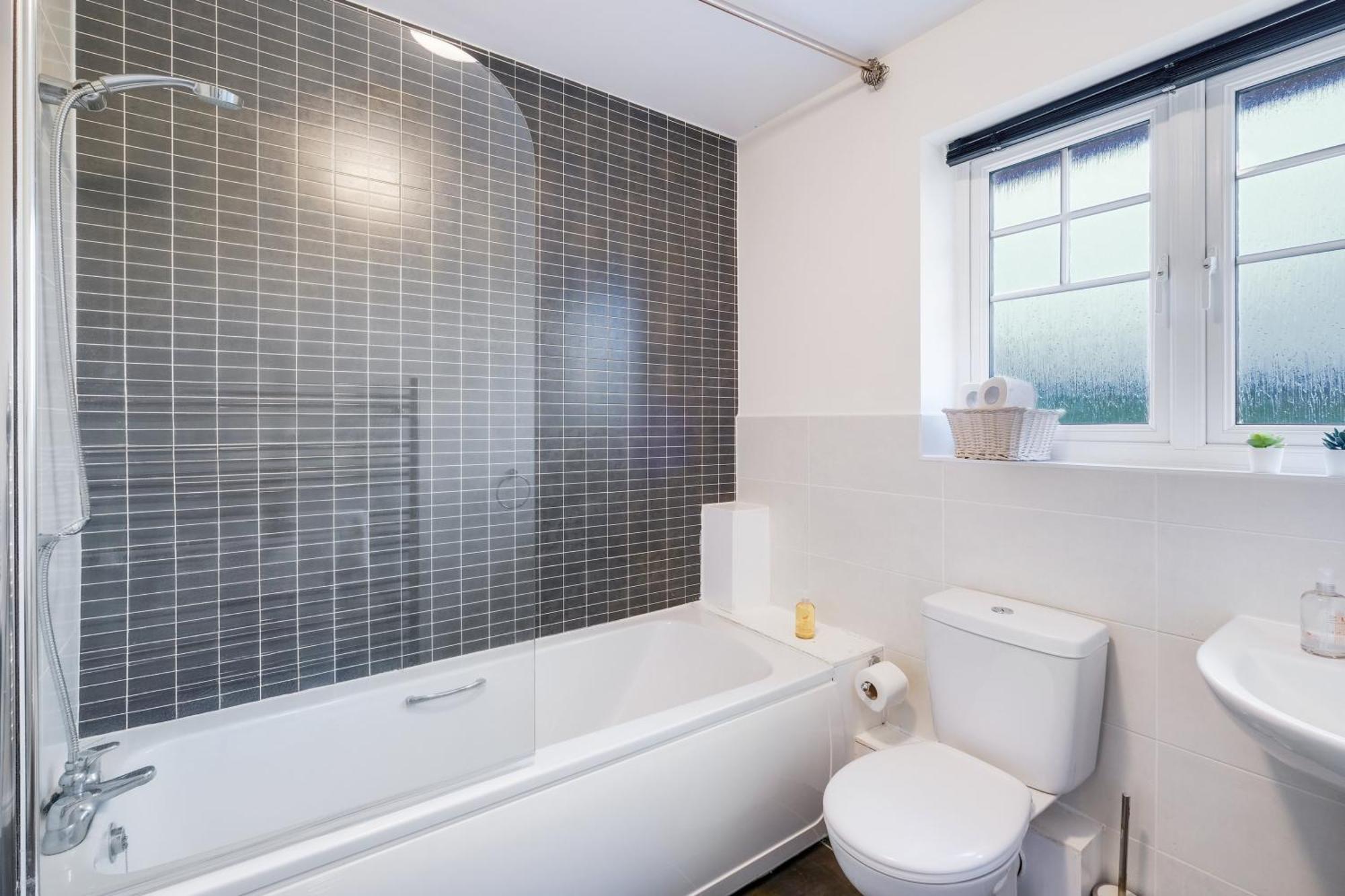 Modern Comfort 4 Bedroom, 3 Bath House In Larchfield Maidenhead Bagian luar foto